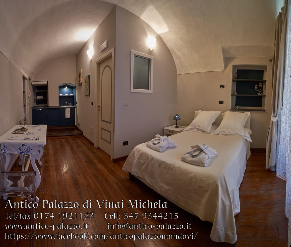 Deluxe Studio, Kitchenette | Egyptian cotton sheets, premium bedding, down comforters, minibar