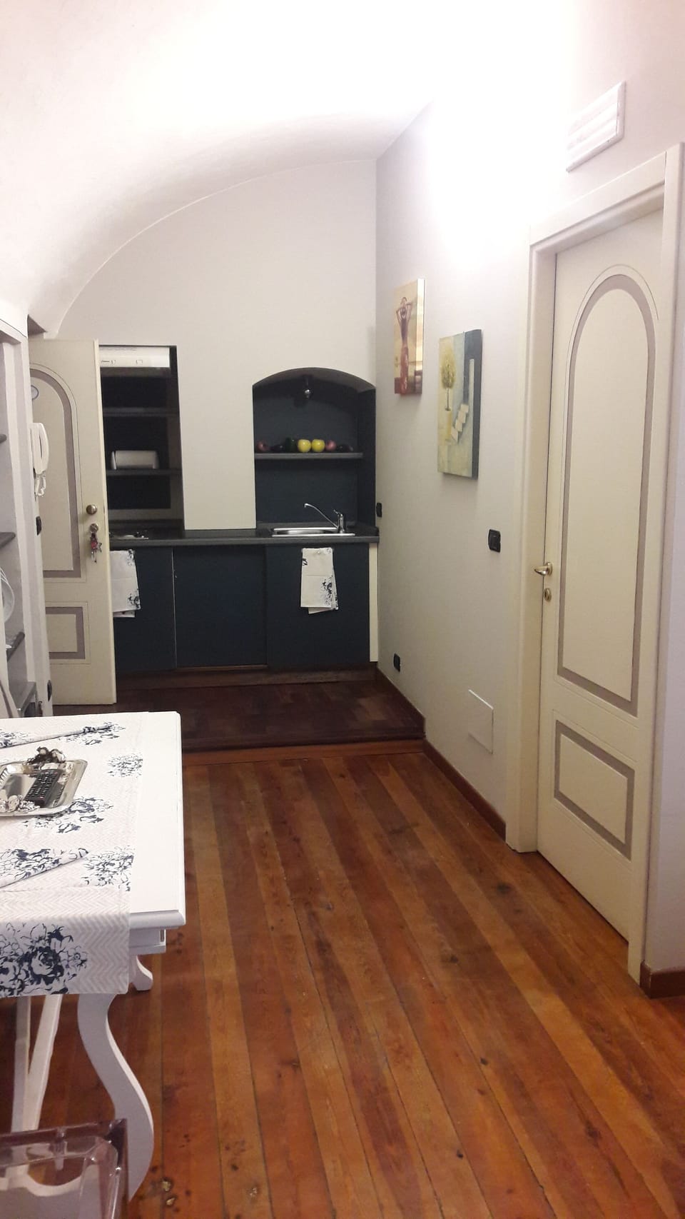 Deluxe Studio, Kitchenette | Private kitchenette | Fridge, coffee/tea maker, electric kettle