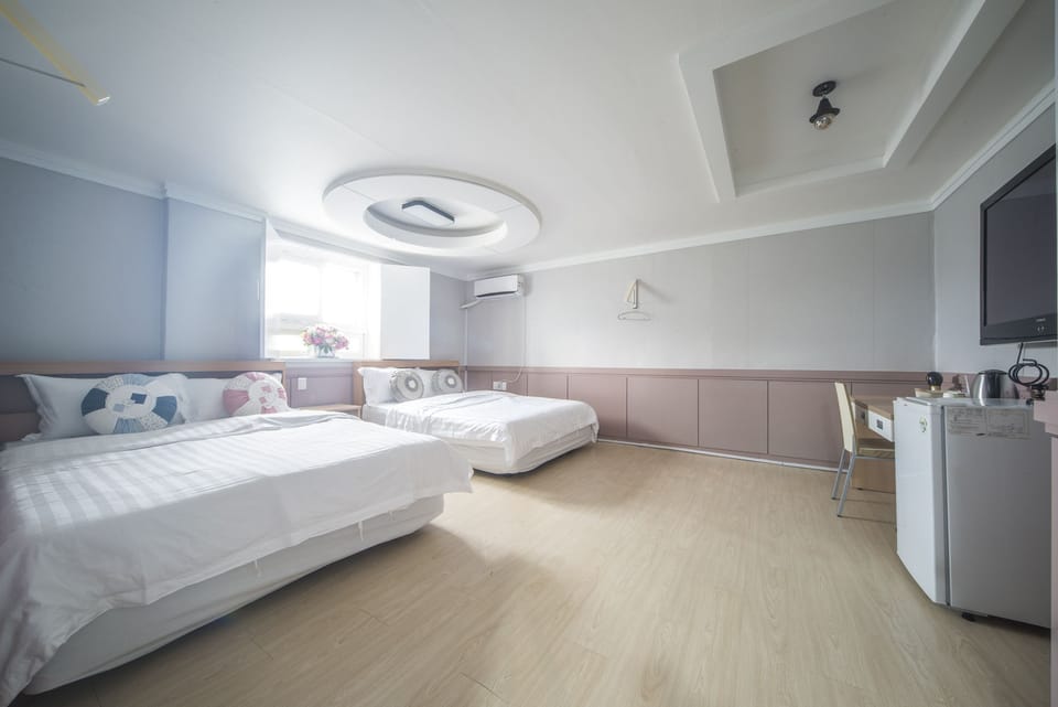Deluxe Room (A) | Egyptian cotton sheets, premium bedding, laptop workspace, soundproofing