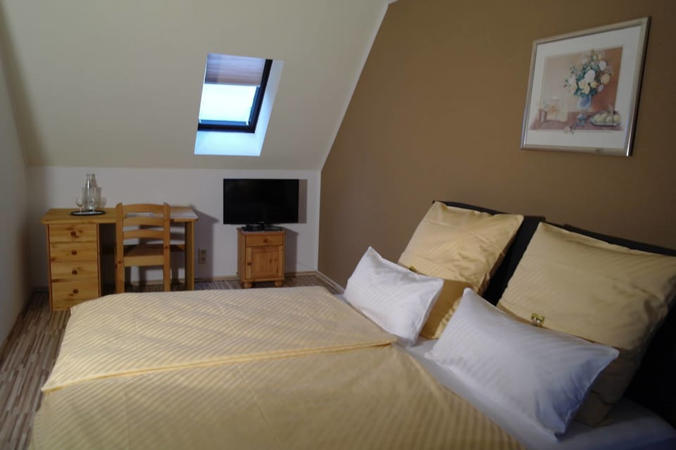 Standard Double Room | In-room safe, desk, WiFi (free), bed sheets