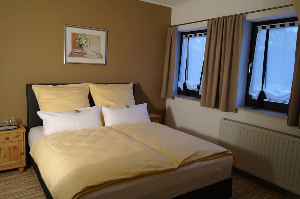Standard Double Room | In-room safe, desk, WiFi (free), bed sheets