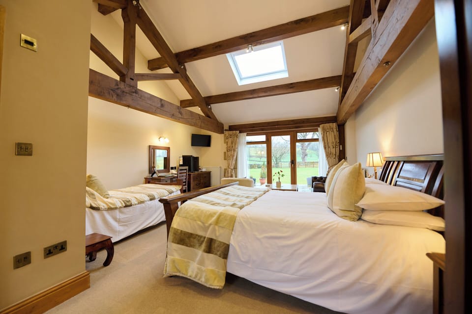 Super Deluxe Double Suite (Malhamdale) | Individually decorated, individually furnished, desk, blackout drapes