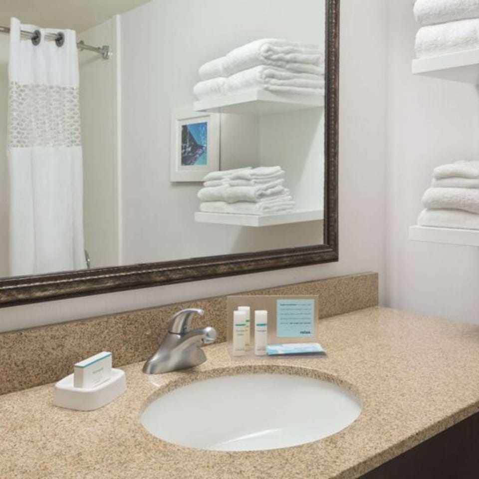 Combined shower/tub, free toiletries, hair dryer, towels