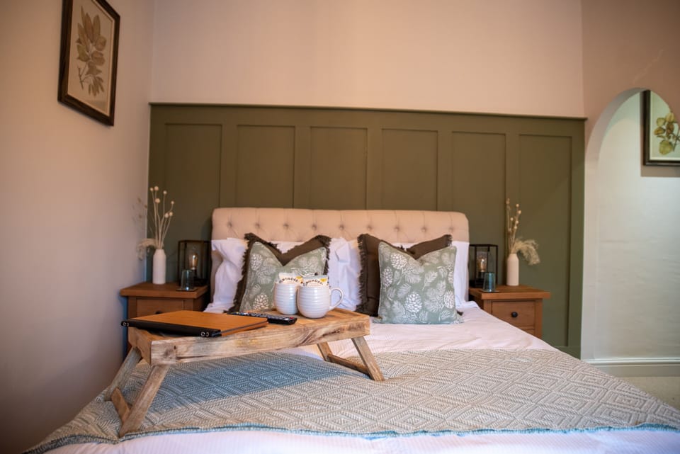 Deluxe Double Room, 1 King Bed, Courtyard View | Desk, iron/ironing board, free WiFi, bed sheets