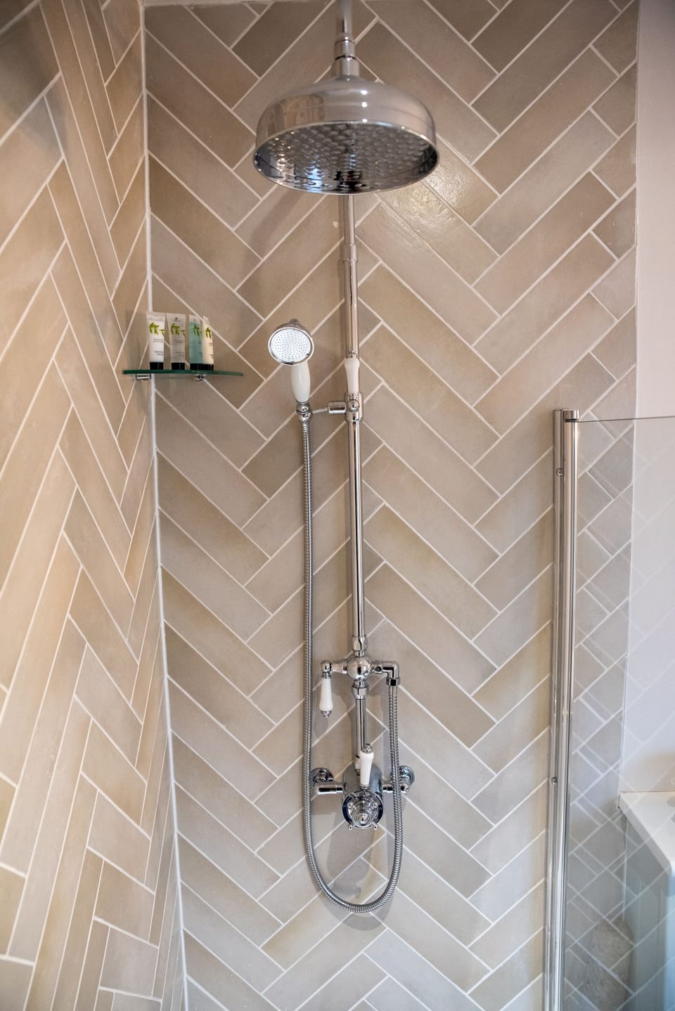 Deluxe Double Room, 1 King Bed, Private Bathroom | Bathroom | Free toiletries, hair dryer, towels