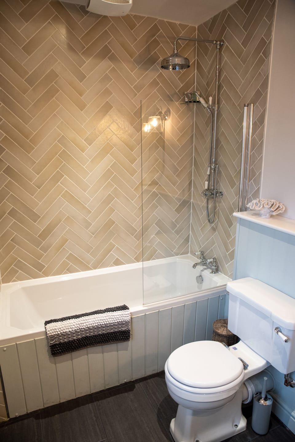 Deluxe Double Room, 1 King Bed, Private Bathroom | Bathroom | Free toiletries, hair dryer, towels