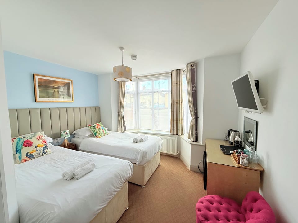 Twin Room, Ensuite | Egyptian cotton sheets, premium bedding, desk, WiFi (free)