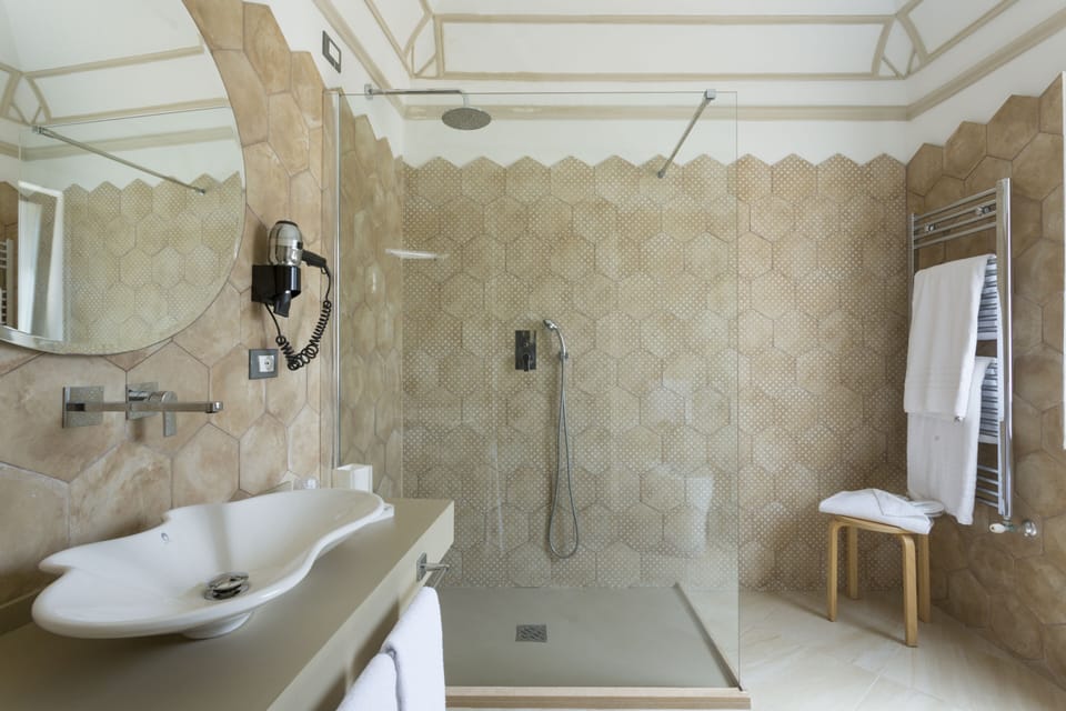 Classic Double Room, 1 Queen Bed, Non Smoking, Courtyard View | In-room safe, blackout drapes, soundproofing, free WiFi