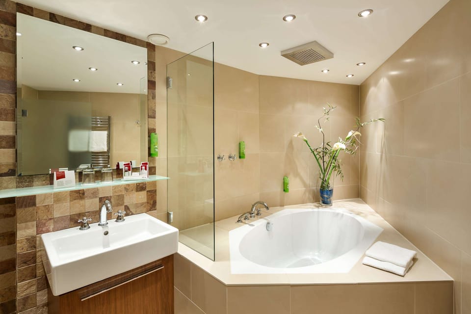 George Gershwin Suite | Bathroom | Eco-friendly toiletries, hair dryer, towels