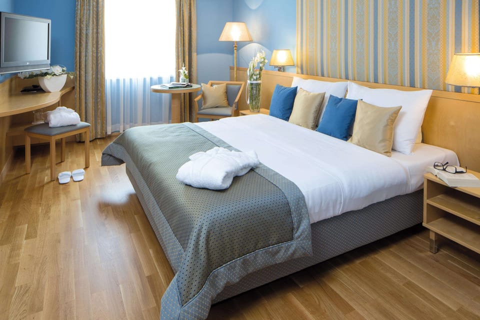 Executive Double Room | In-room safe, desk, soundproofing, free WiFi
