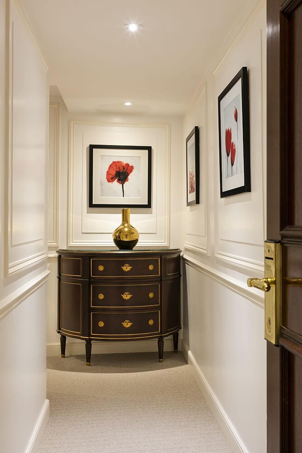 Executive Room | Minibar, in-room safe, blackout drapes, iron/ironing board