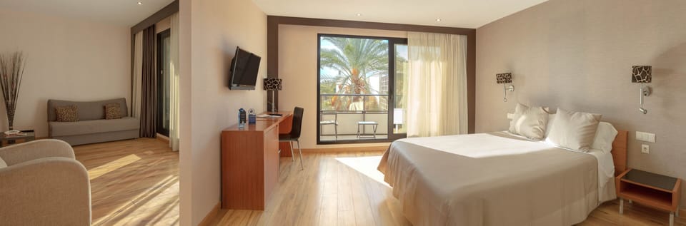 Minibar, in-room safe, desk, free WiFi