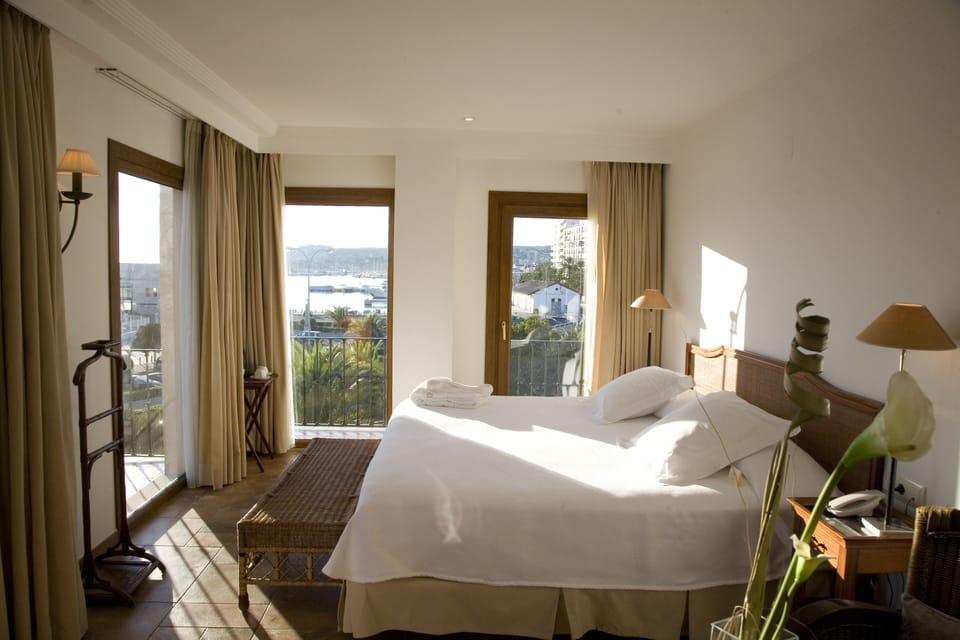 Junior Suite Deluxe room harbor view | Minibar, in-room safe, individually decorated, individually furnished