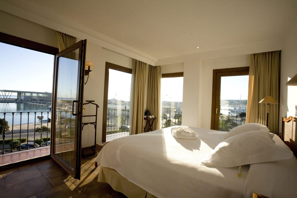 Junior Suite Deluxe room harbor view | Minibar, in-room safe, individually decorated, individually furnished