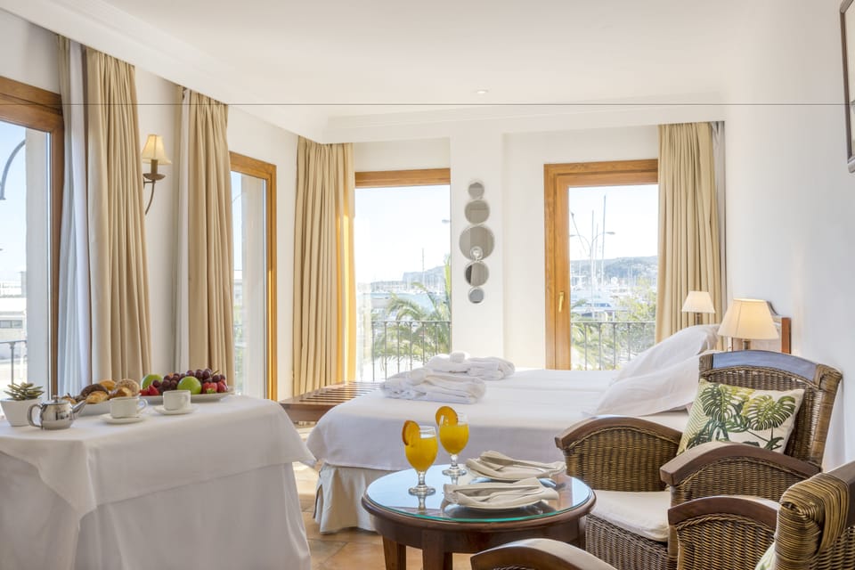 Junior Suite Deluxe room harbor view | Minibar, in-room safe, individually decorated, individually furnished