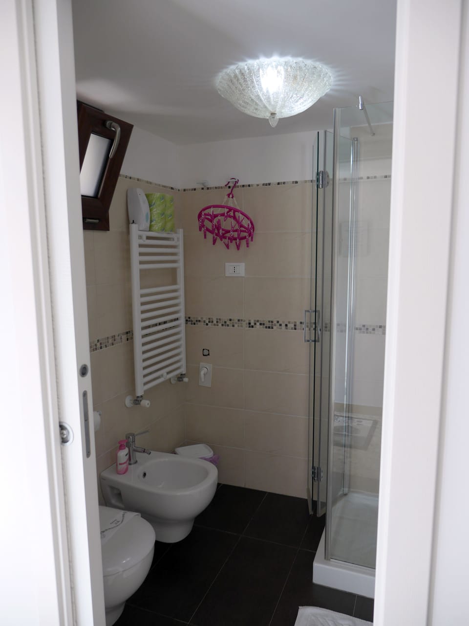 Shower, free toiletries, hair dryer, bidet
