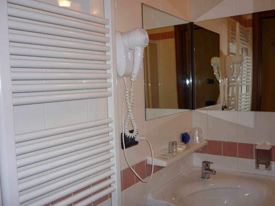 Shower, rainfall showerhead, free toiletries, hair dryer