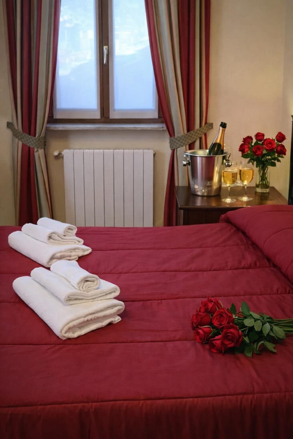 Classic Double or Twin Room | Minibar, in-room safe, desk, free WiFi