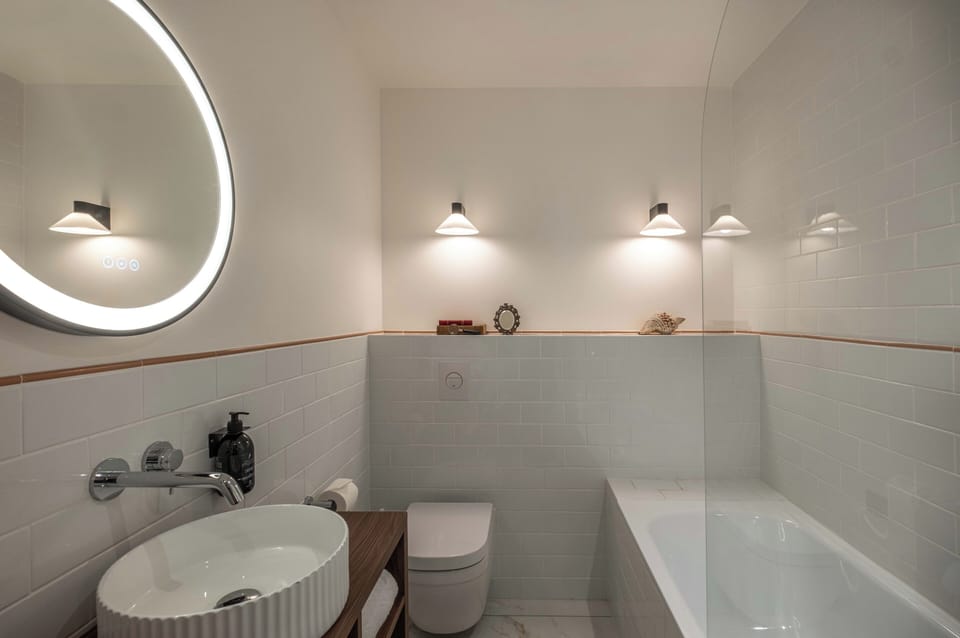 Comfort Double Room | Bathroom | Free toiletries, hair dryer, towels