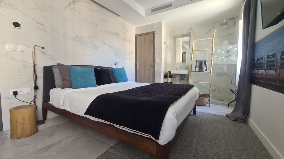 Deluxe Room | Minibar, in-room safe, desk, soundproofing