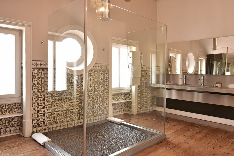 Luxury Suite (Grand Torreao) | Bathroom | Free toiletries, hair dryer, towels