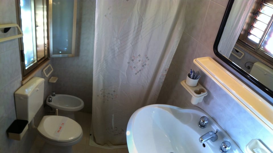 Combined shower/tub, hair dryer, bidet, towels