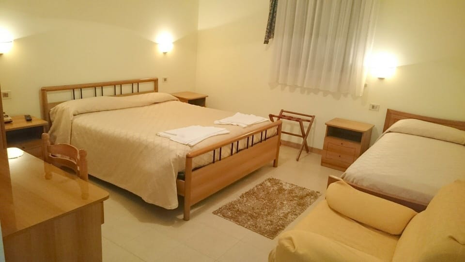 In-room safe, desk, free WiFi