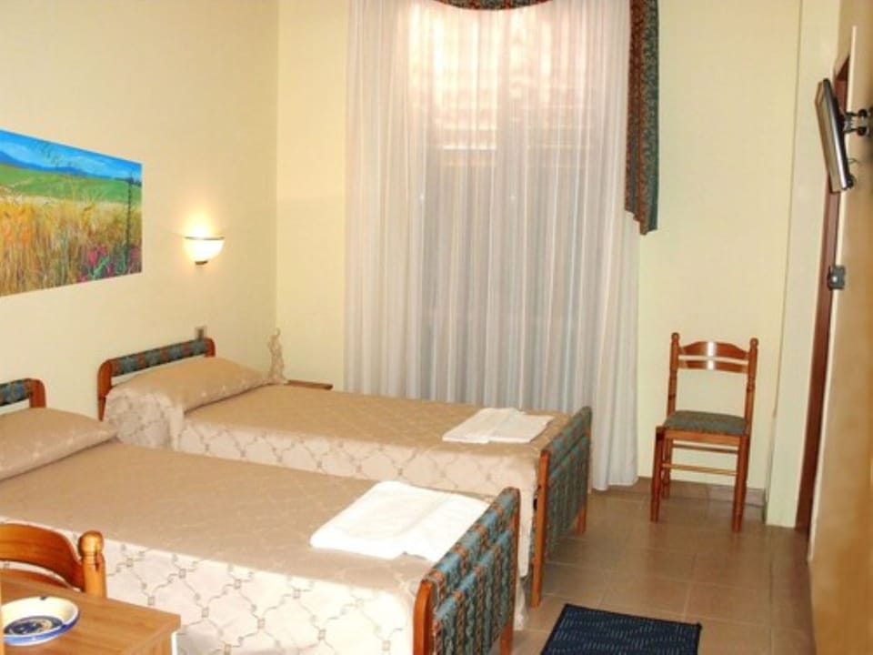 In-room safe, desk, free WiFi