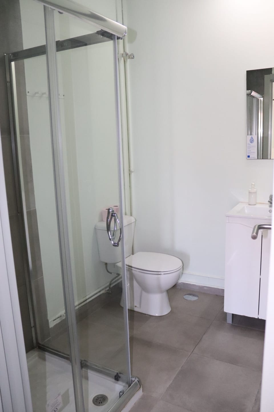 Twin Room | Bathroom | Shower, rainfall showerhead, hair dryer, towels
