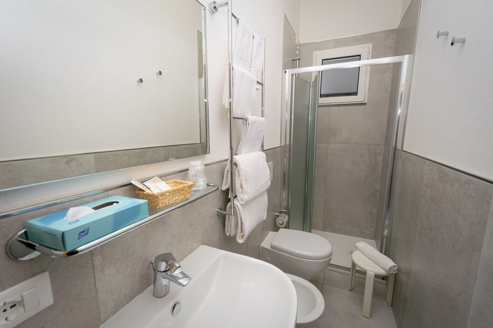 Classic Double Room, Balcony | Bathroom | Shower, free toiletries, bidet, towels
