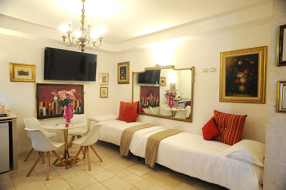 Deluxe Suite, Multiple Beds, Non Smoking, Ground Floor | Desk, soundproofing, free WiFi, bed sheets