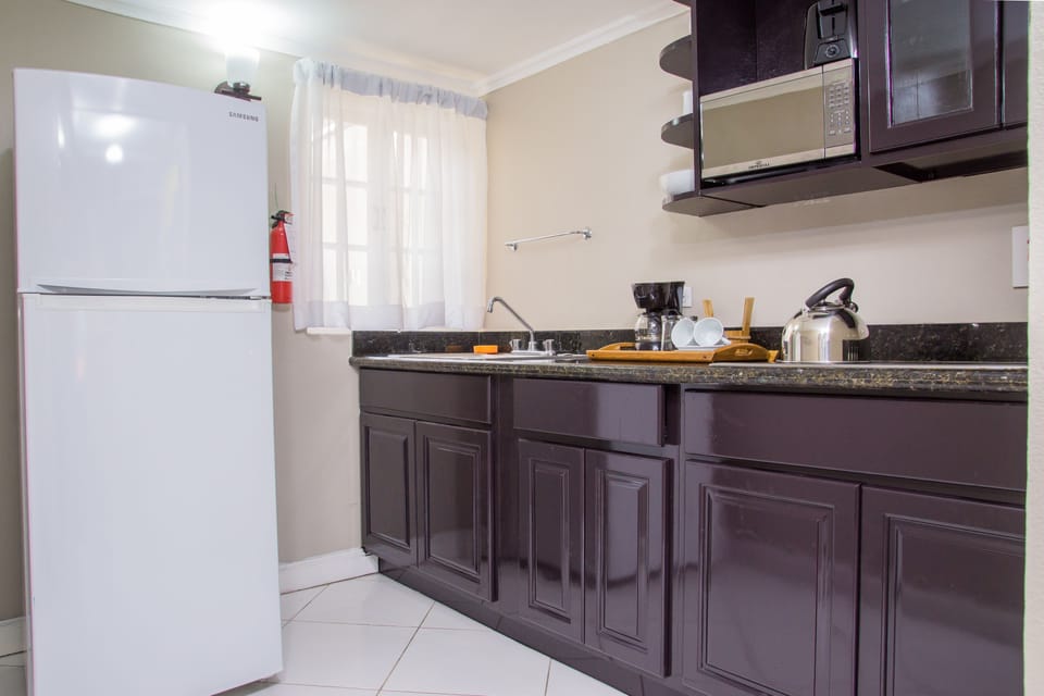 Junior Suite, 1 Bedroom, Partial Ocean View | Private kitchen | Microwave, electric kettle
