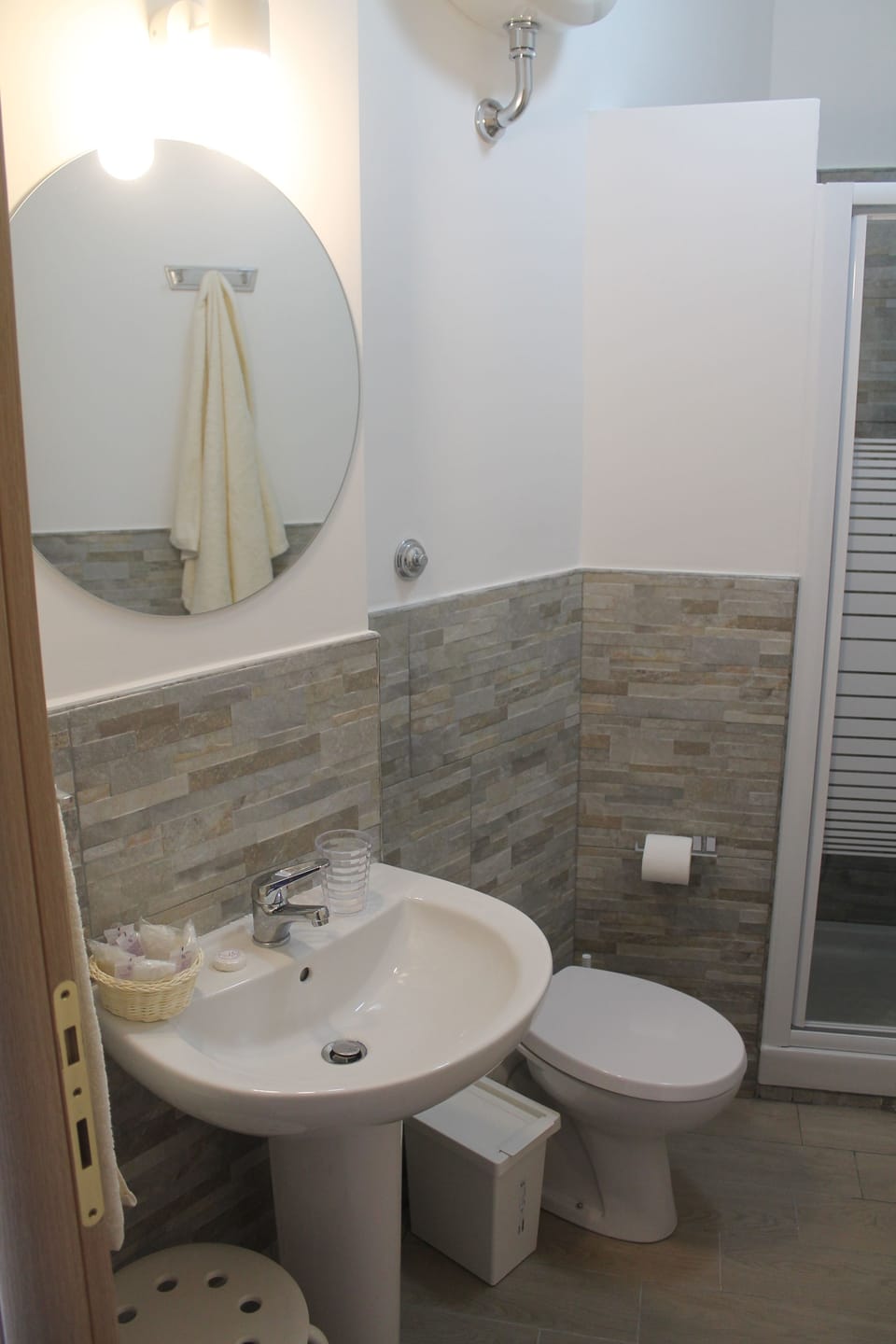 Deluxe Quadruple Room, Private Bathroom (Via Gallicano nel Lazio, 1) | Bathroom | Shower, rainfall showerhead, free toiletries, hair dryer