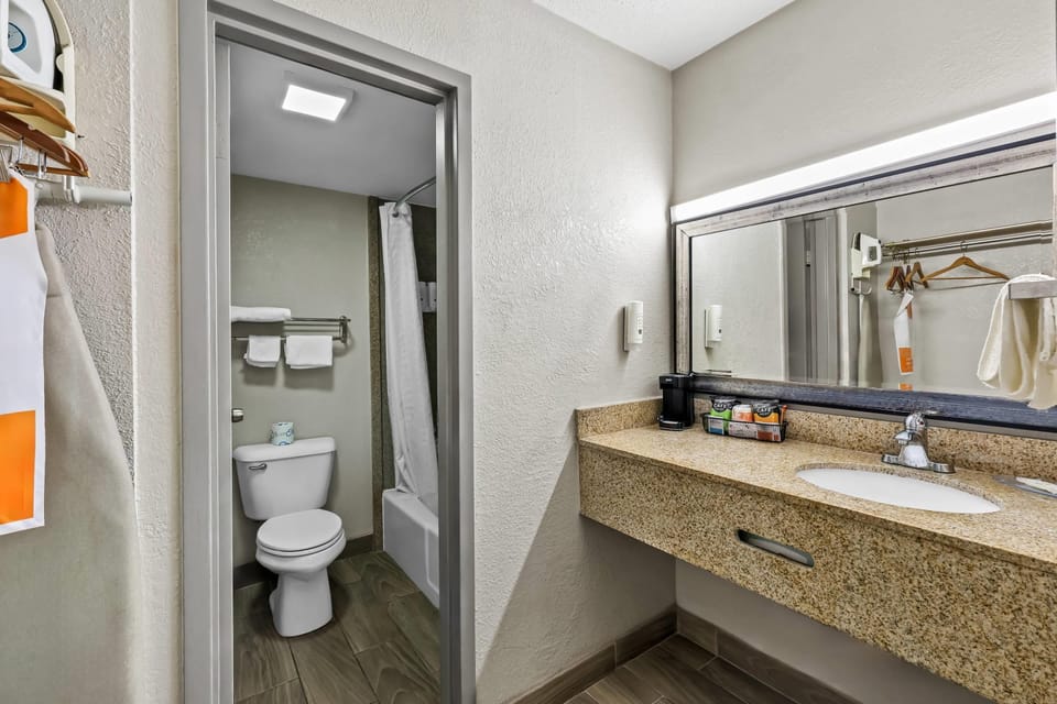 Standard Room, 1 Queen Bed, Non Smoking | Blackout drapes, iron/ironing board, WiFi (free), bed sheets