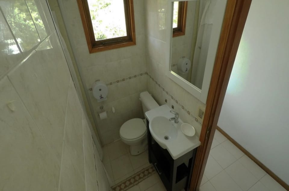 Shower, free toiletries, bidet, towels