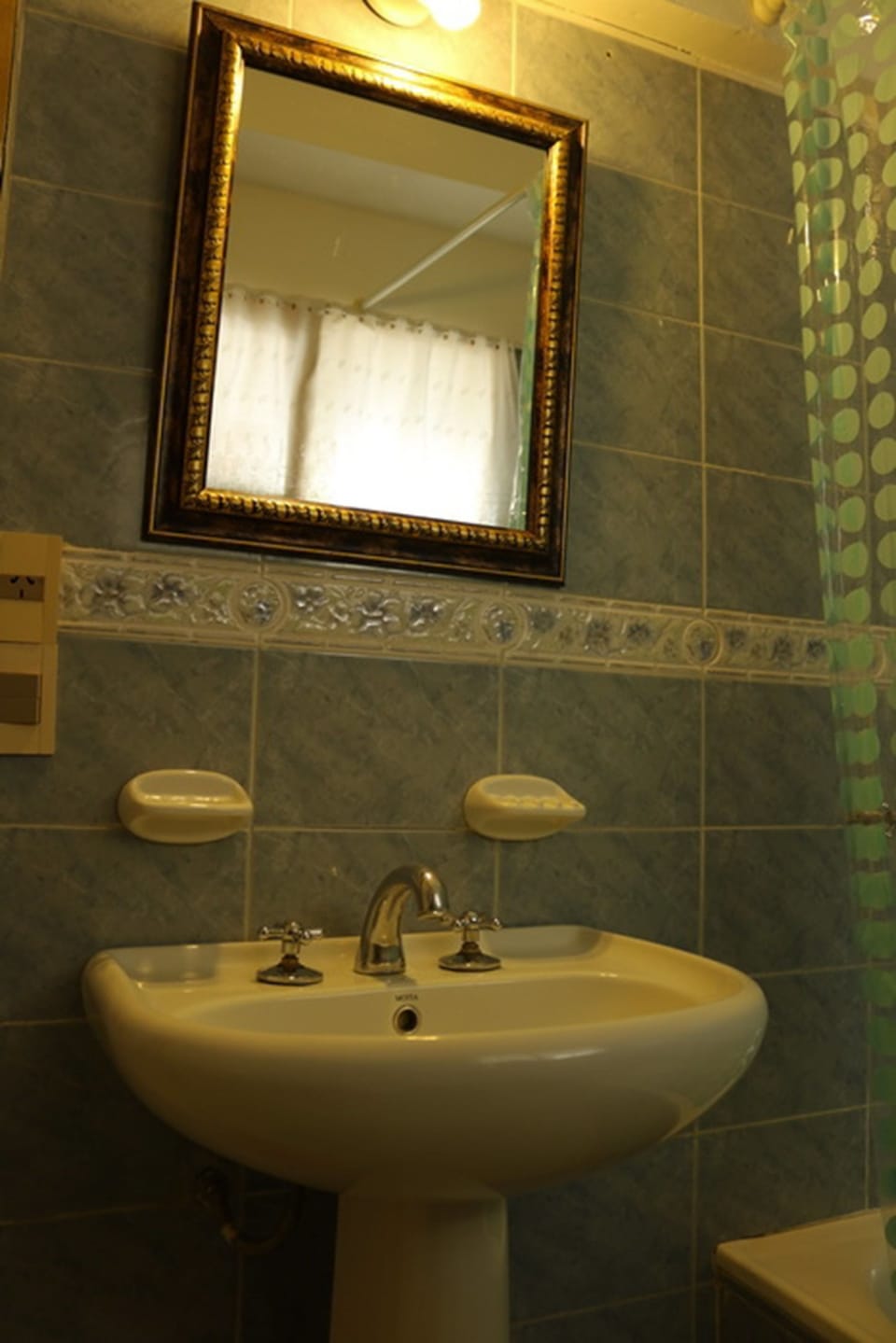 Classic Double or Twin Room | Bathroom | Shower, free toiletries, bidet, towels