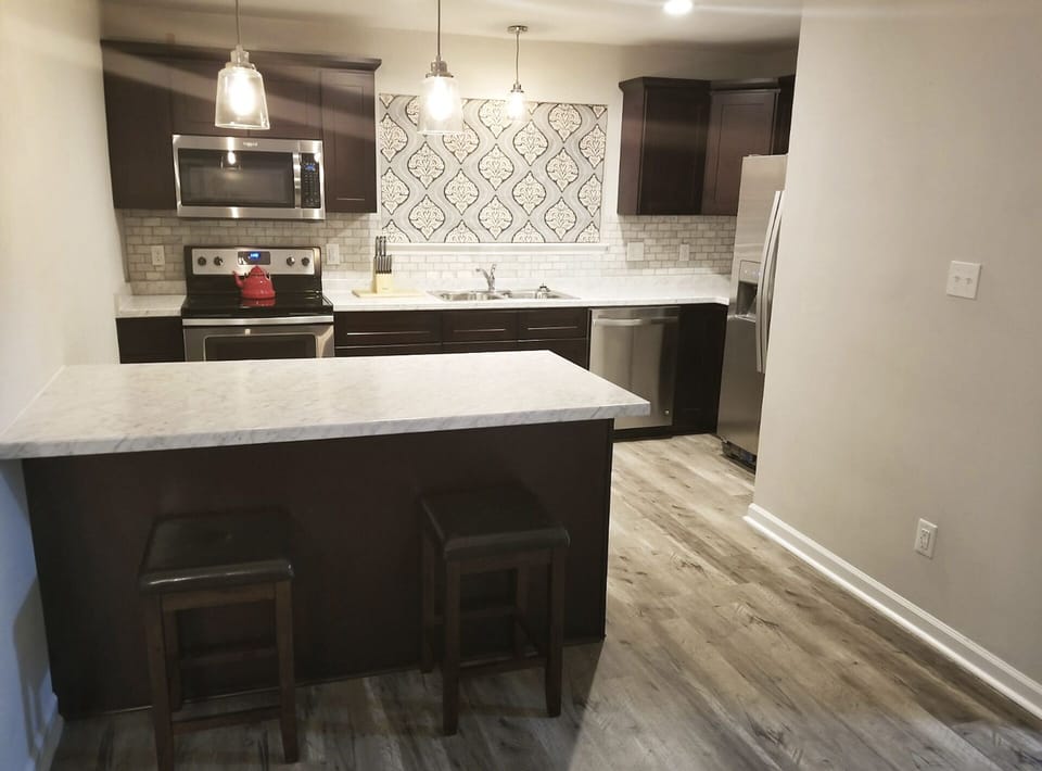 Open kitchen with all full size appliances including a fridge with ice maker