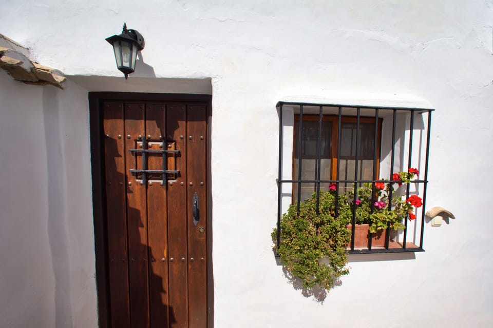 Casita Galgo downtairs bedroom door and window