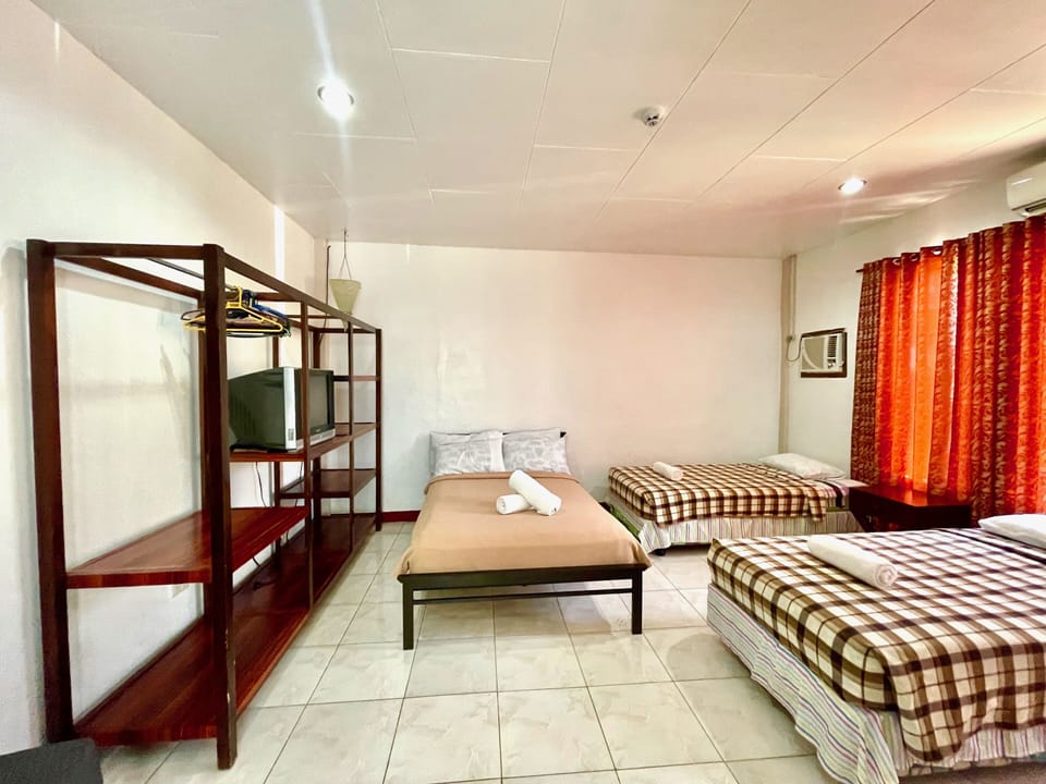Triple Room | In-room safe, desk, free WiFi