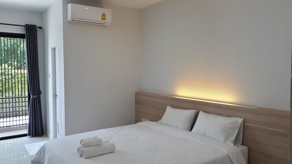 Standard Double Room, 1 King Bed, Non Smoking, Garden Area | Hypo-allergenic bedding, desk, laptop workspace, blackout drapes