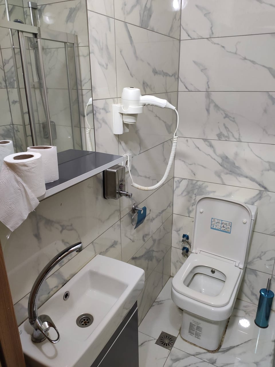 Shower, hydromassage showerhead, free toiletries, hair dryer