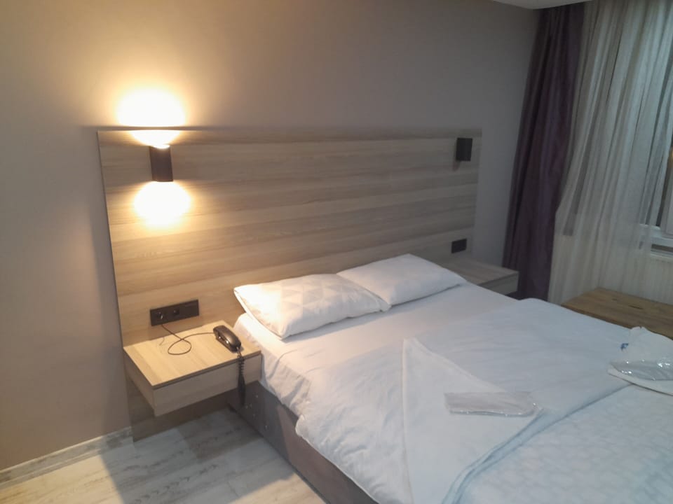 Desk, soundproofing, free WiFi, bed sheets