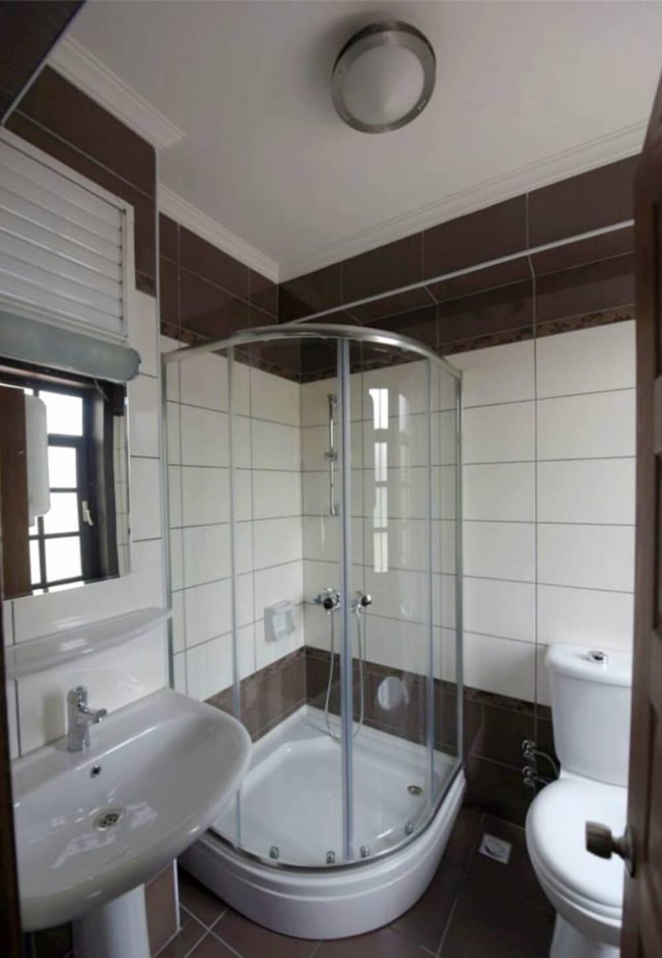 Deep soaking tub, free toiletries, hair dryer, bathrobes