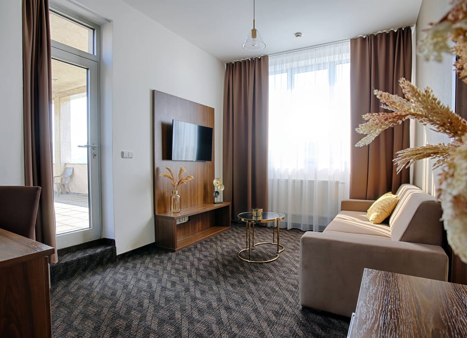 Deluxe Apartment | Minibar, in-room safe, desk, laptop workspace