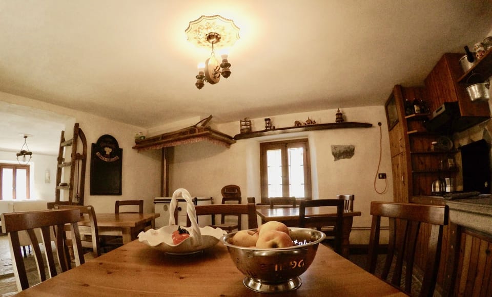 Deluxe Apartment | Private kitchen | Fridge, microwave, stovetop, cookware/dishes/utensils