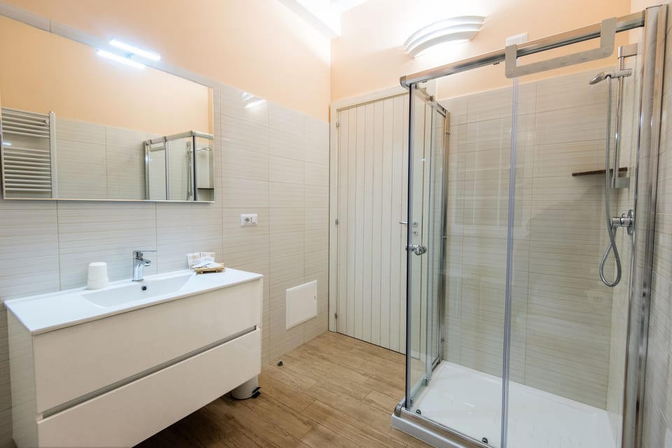 Shower, free toiletries, towels