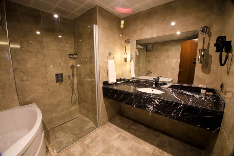 Suite | Bathroom | Free toiletries, hair dryer, slippers, towels