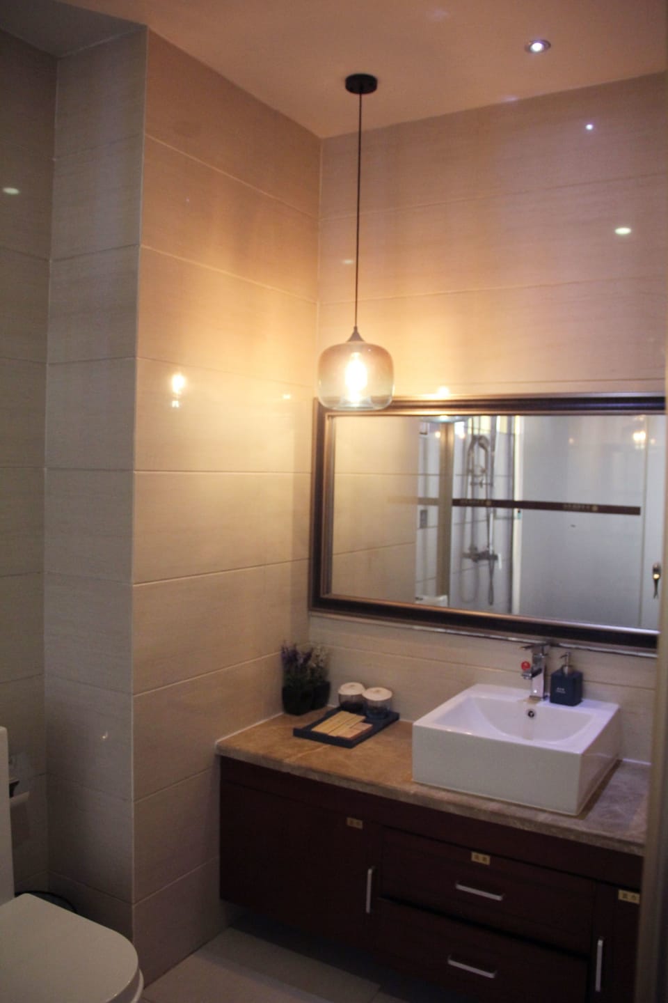 Deluxe Double Room | Bathroom | Shower, free toiletries, hair dryer, slippers