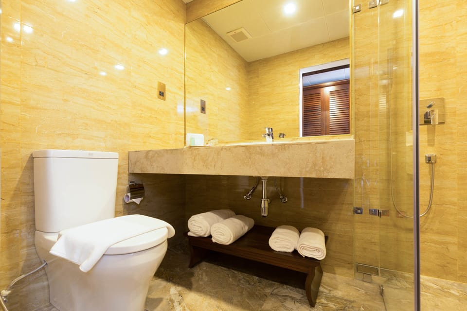Deluxe Twin Room  | Bathroom | Rainfall showerhead, free toiletries, hair dryer, bathrobes