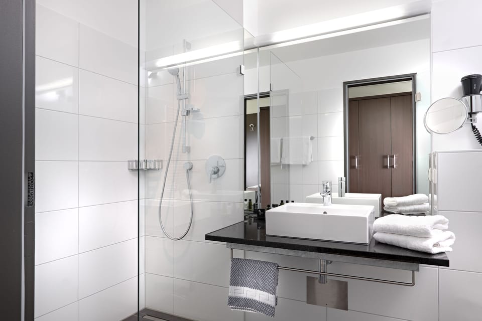 Shower, rainfall showerhead, free toiletries, hair dryer
